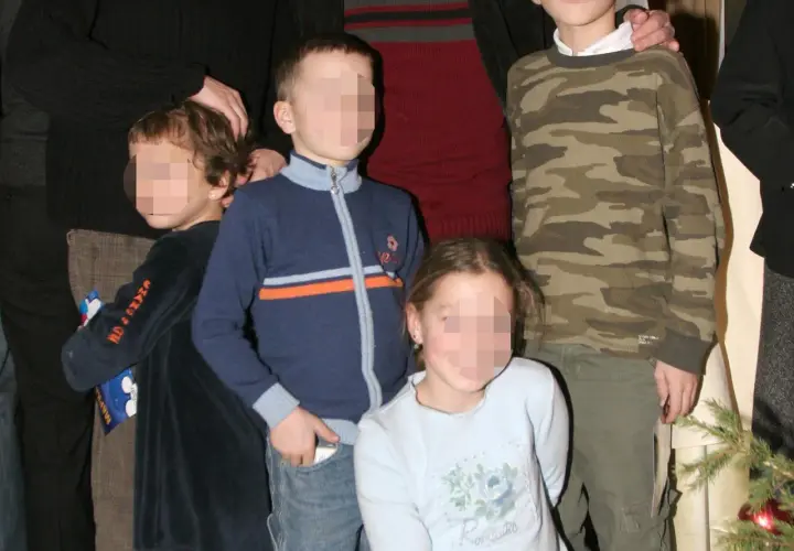 Zbigniew Zamachowski dzieci: czwórka dzieci w różnym wieku, jedno w bluzie moro, drugie w granatowym sweterku, trzecie w błękitnej bluzce, czwarte w ciemnej sukience.