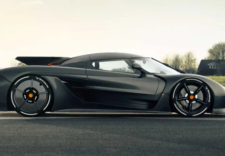 Czarny Koenigsegg Jesko, symbol luksusu i osiągów. Jego cena jest astronomiczna, ale dla koneserów to spełnienie marzeń.