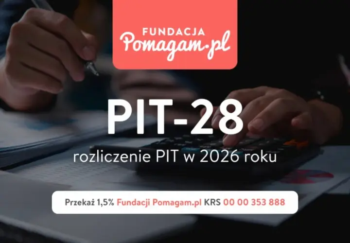 Jak rozliczyć PIT 28 przykład? Dłoń wpisuje dane na kalkulatorze, obok dokumenty i logo Fundacji Pomagam.pl.