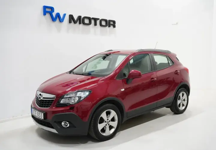 Röd Opel Mokka, en perfekt begagnad bil för din nästa resa. Läs vårt opel mokka begagnad test!