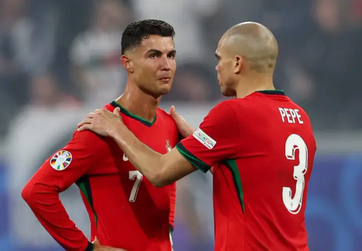 Cristiano Ronaldo i Pepe w czerwonych koszulkach Portugalii przed Euro.