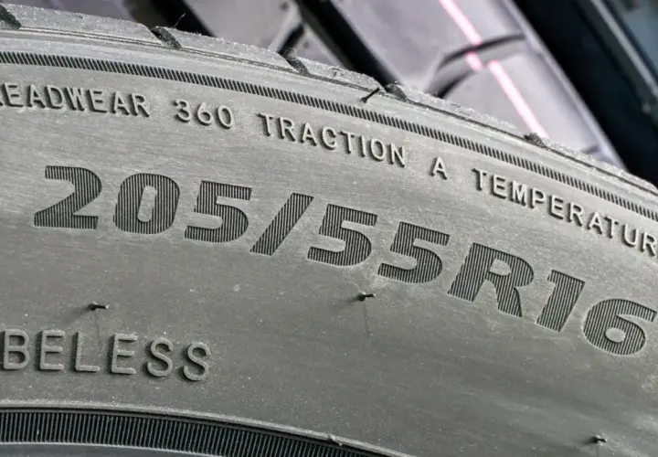 Opona z oznaczeniem TREADWEAR 360, co znaczy, że jest trwała. Widoczny rozmiar 205/55R16.