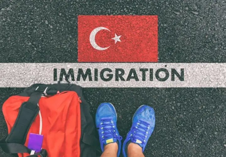 Podróż do Turcji. Czy turcja jest w schengen? Torba i buty gotowe do drogi.