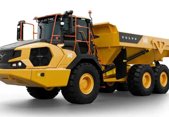 Żółte, elektryczne wozidło budowlane Volvo A40 z dużymi oponami, gotowe do pracy na placu budowy.