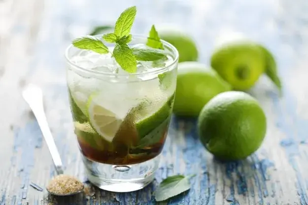 Orzeźwiające drinki z miętą: przepisy na idealne koktajle na lato