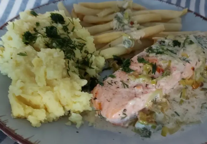 Łosoś w sosie porowym z piekarnika, podany z puree ziemniaczanym i fasolką szparagową. Pyszny obiad gotowy!
