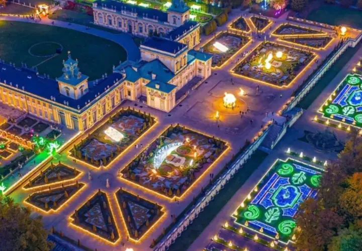 Nocny park świateł w Warszawie zachwyca iluminacjami pałacu i ogrodów.