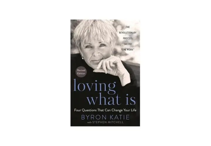Okładka książki "Loving What Is" Byron Katie z jej portretem.