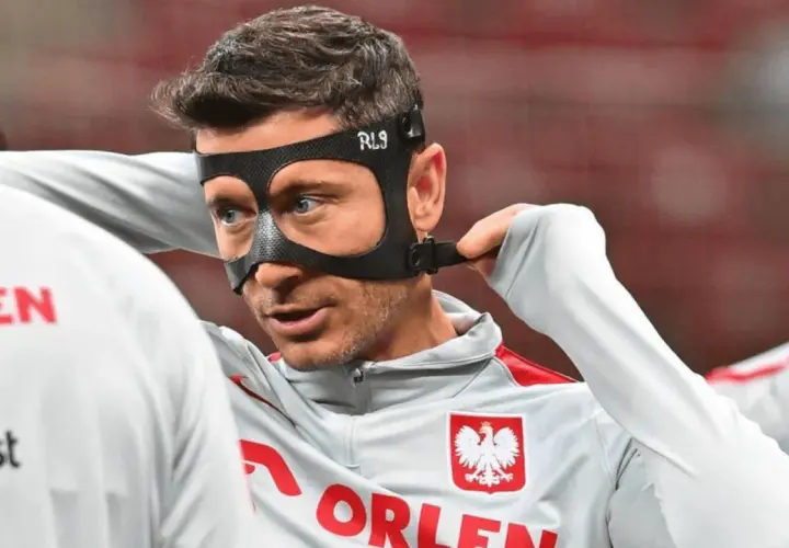 Robert Lewandowski zakłada maskę, która chroni jego twarz podczas gry. To odpowiedź na pytanie, dlaczego Lewandowski gra w masce.