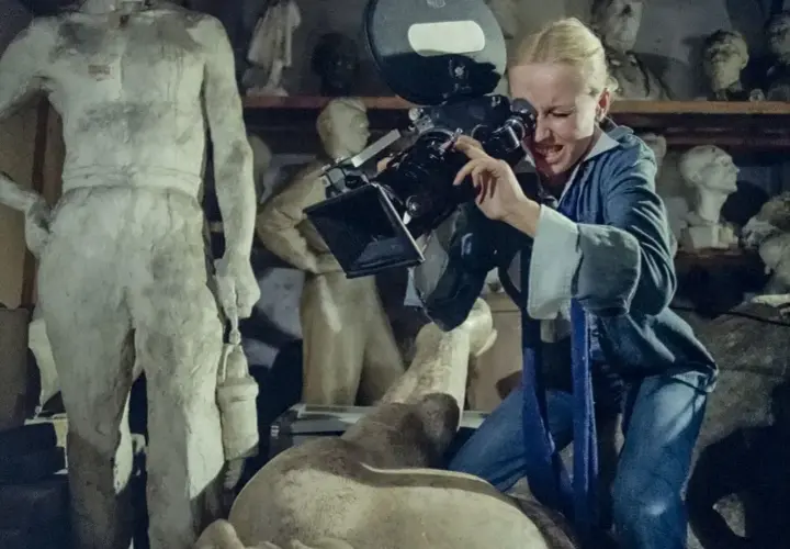 Kobieta z kamerą w pracowni rzeźbiarskiej, jak w filmach Feliksa Falka.