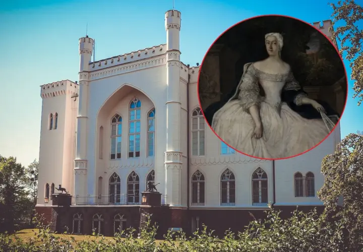 Zamek w Kórniku, znany z legendy o Białej Damie, prezentuje swoją neogotycką architekturę na tle błękitnego nieba.