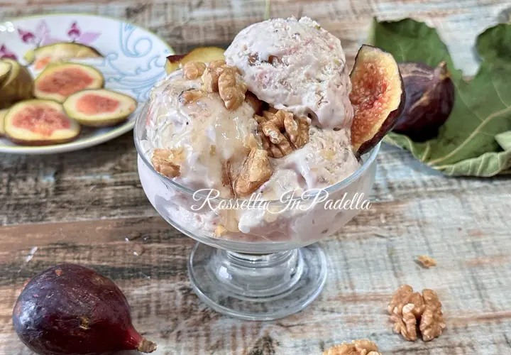 Coppa di gelato ai fichi con noci e fichi freschi, un dolce estivo delizioso.