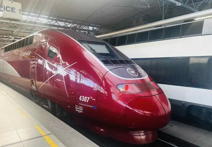 Roter Eurostar-Zug am Bahnsteig, bereit für die Fahrt von Brüssel nach London.