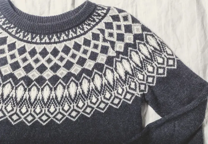 Ciemnoszary sweter z norweskim wzorem. Dowiedz się, jak uratować sfilcowany sweter, by znów był jak nowy.