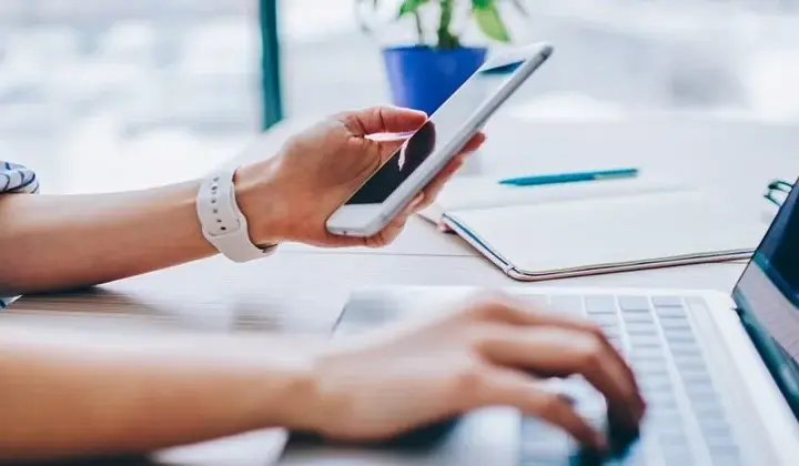 Jak zgrać zdjęcia z telefonu na laptopa – proste metody bez problemów