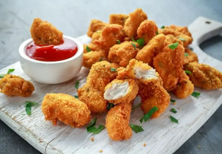Chrupiące nuggetsy z airfryer, idealne do maczania w keczupie. Pyszna przekąska gotowa w kilka minut.