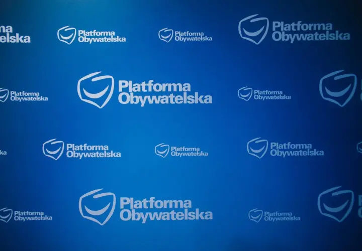 Niebieskie tło z powtarzającym się logo i napisem "Platforma Obywatelska".