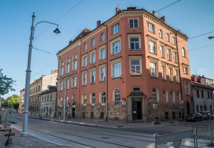 Kamienica z napisem "Teatr Nowy" przyciąga wzrok. Sprawdź teatr Proxima Kraków repertuar i odkryj magiczny świat sceny.