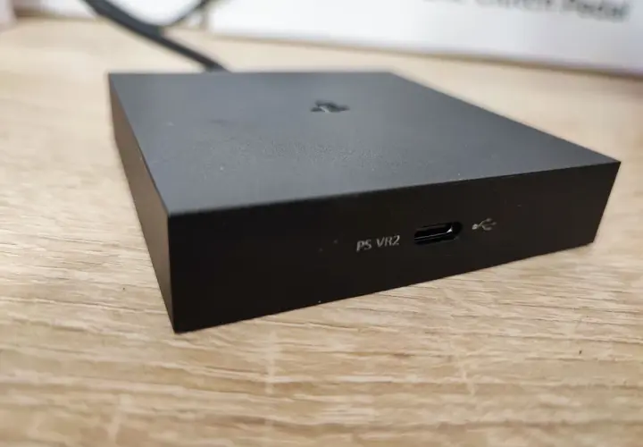 Czarny moduł PS VR2 z portem USB-C. Zastanawiasz się, czy PS VR działa z PC? Ten sprzęt może być kluczem do odpowiedzi.