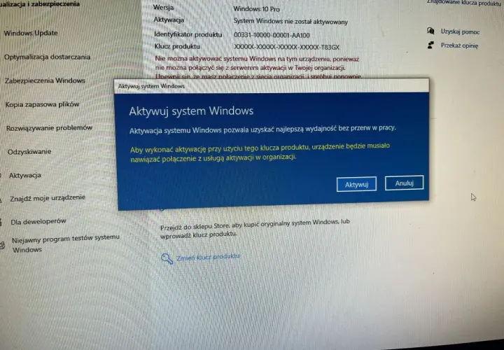 Komunikat "Aktywuj system Windows" informuje, że system nie został aktywowany. Aby to zrobić, potrzebny jest klucz produktu i połączenie z organizacją.