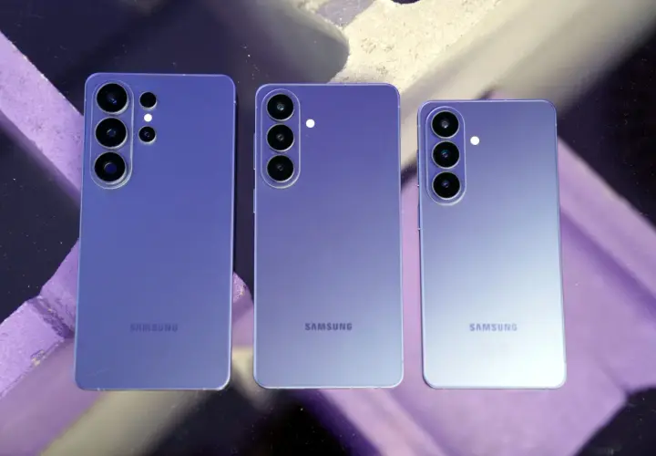 Trzy fioletowe telefony Samsung, prawdopodobnie modele z serii S26, ustawione obok siebie. Widoczne moduły aparatów i logo Samsung.