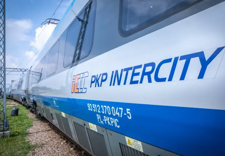 Pociąg PKP Intercity z napisem na boku. Upewnij się, że masz bilet, aby uniknąć mandatu.
