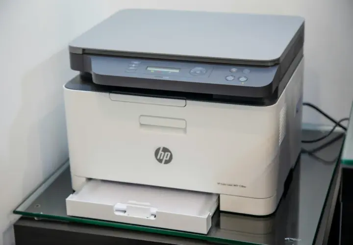 Biała drukarka HP Color Laser MFP 178nw. Zapomniałeś hasła? Sprawdź, jak odzyskać hasło do drukarki HP.