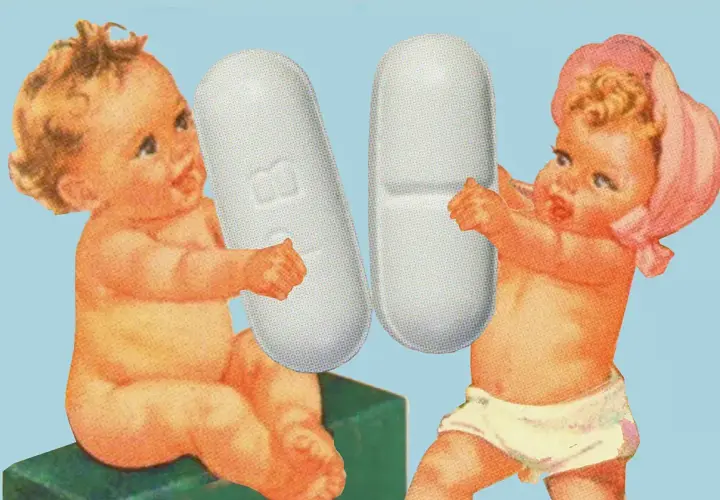 Dos bebés sostienen pastillas gigantes, como si fueran un paracetamol para niños.