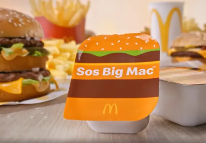 Sos Big Mac w opakowaniu imitującym bułkę, obok burgera i frytek. Idealny dodatek do Twojego ulubionego posiłku.