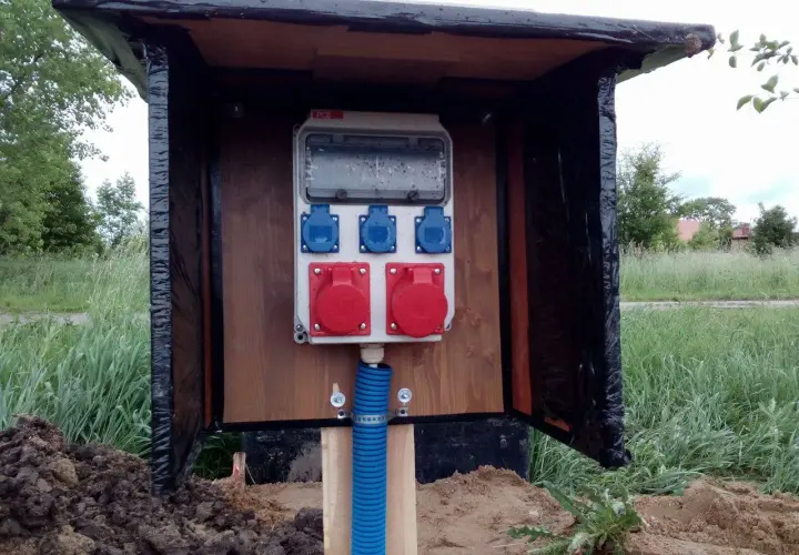 Jaka odległość skrzynki elektrycznej od granicy działki? Uniknij problemów!