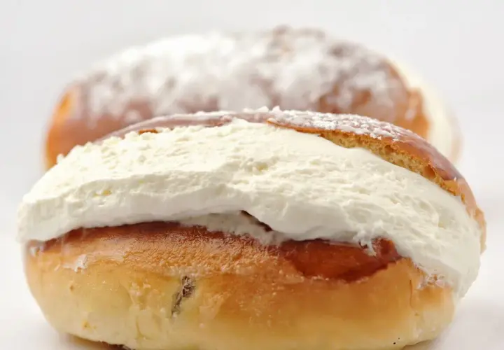 Maritozzi ricetta della nonna: soffici dolci con panna montata, un classico della colazione.
