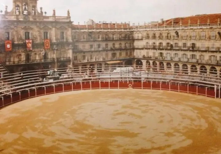 Vista del aforo de la plaza de toros de Salamanca, con sus gradas y el ruedo de arena.