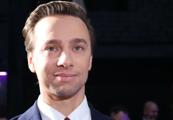 Zbliżenie na twarz mężczyzny w garniturze. Zastanawiasz się, ile lat ma Bosak?
