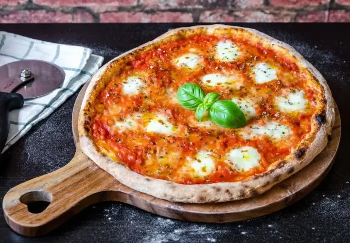 Idealna domowa pizza: sekret chrupiącego spodu i smaku