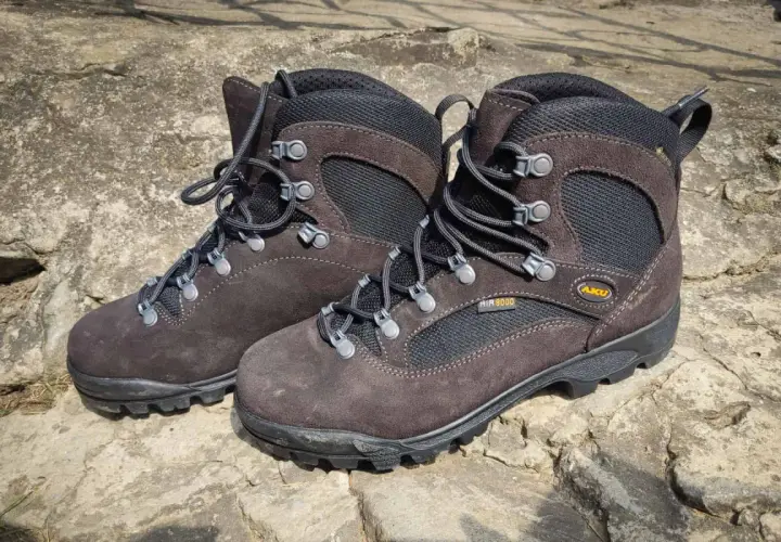 Solidne, brązowe buty trekkingowe Aku Air 8000 gotowe na górskie wyzwania.