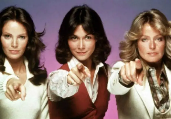 Aniołki Charliego obsada: Jaclyn Smith, Kate Jackson i Farrah Fawcett wskazują palcami.