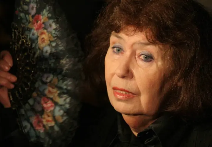 Zofia Merle, córka, z wachlarzem w kwiaty.