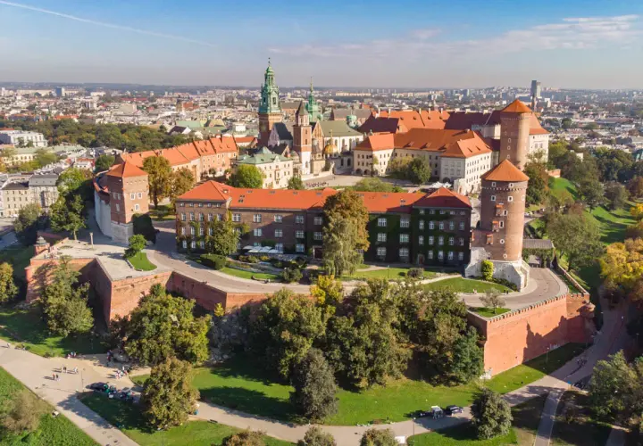 Wawel – serce Krakowa, gdzie historia splata się z pięknem. Odkryj intymne miejsca w Krakowie, spacerując po królewskim wzgórzu.