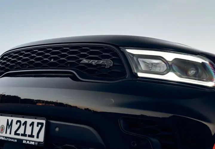 Czarny Durango Hellcat z błyszczącą atrapą chłodnicy i ostrymi światłami LED.