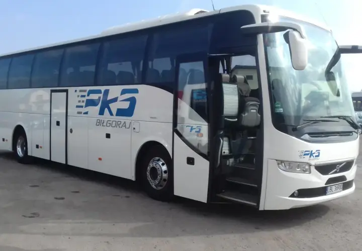 Biały autokar PKS Biłgoraj z otwartymi drzwiami. Sprawdź bus Lublin - Biłgoraj cena biletu.