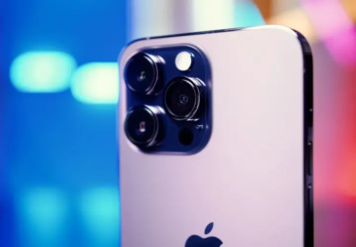 Zbliżenie na moduł aparatów iPhone 14 Pro. Trzy obiektywy i lampa błyskowa tworzą potężny aparat gotowy do uchwycenia każdej chwili.