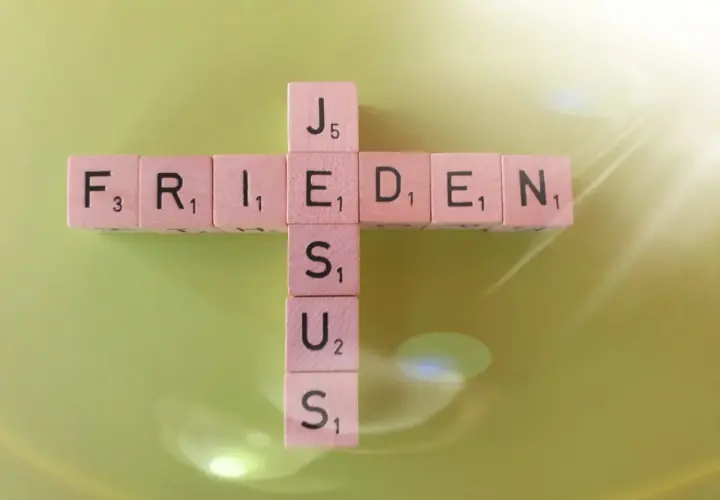 Frieden lasse ich euch, meinen Frieden gebe ich euch. Johannes 14,27. Holzbuchstaben bilden ein Kreuz mit den Wörtern FRIEDEN und JESUS.