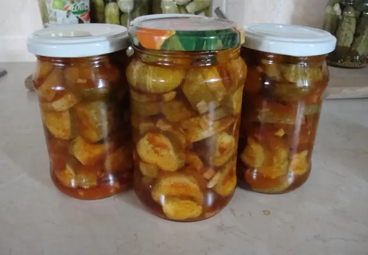 Słoiki z ogórkami chili, gotowe na zimę. Pikantne, domowe przetwory.