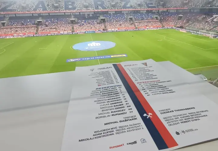 Składy: Pogoń Szczecin – Górnik Zabrze. Na pierwszym planie lista zawodników, w tle stadion.