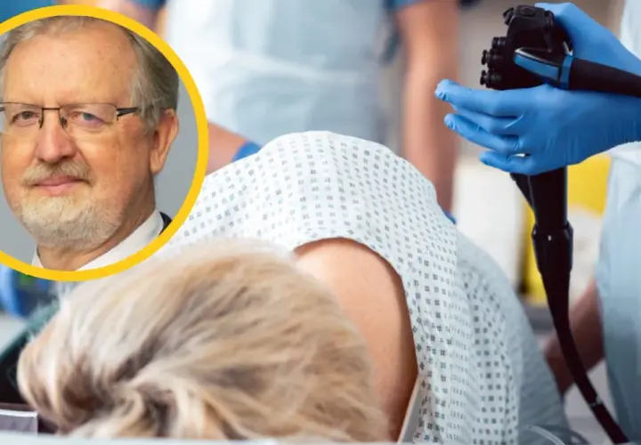 Lekarz w okularach i brodzie wyjaśnia, czy kolonoskopia boli. W tle pacjentka i sprzęt medyczny.