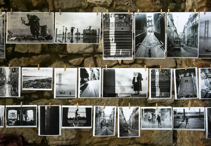 Wybór obrazków po angielsku zwroty: czarno-białe fotografie uliczne, most, tramwaj, ludzie, rower, gołębie.