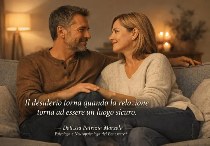Coppia affiatata sul divano, un'atmosfera intima che suggerisce come far venire voglia al partner: la sicurezza nella relazione riaccende il desiderio.