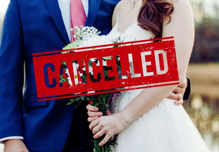 Para młoda z bukietem, na zdjęciu czerwony napis "CANCELLED". To jasne oznaki żeby nie brać ślubu.