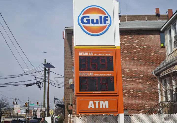 Cena diesla w USA: na tablicy Gulf widać cenę 3.69 za galon gotówką i 3.85 za galon kartą.