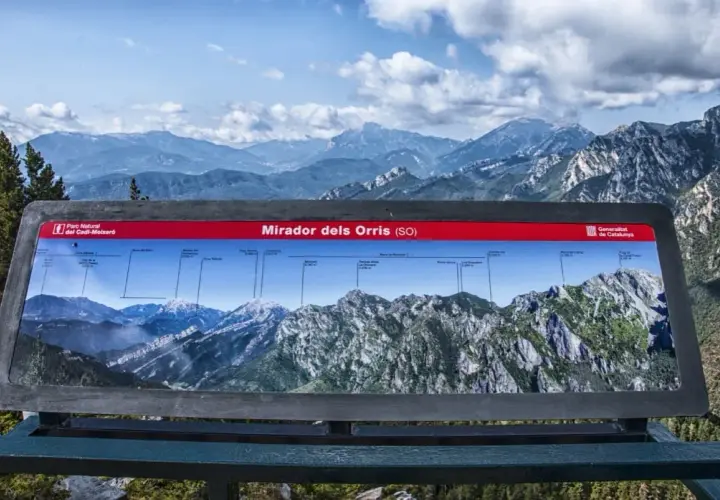 Panel informativo en el Mirador dels Orris, identificando picos montañosos del Parc Natural del Cadí-Moixeró.